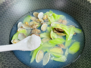 丝瓜花蛤汤,加入适量盐，根据自己喜好添加