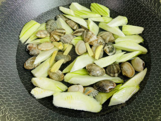 丝瓜花蛤汤,加入清水，莫过食材即可。水量根据个人喜好添加