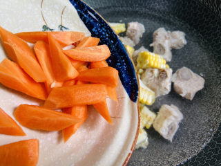 胡萝卜玉米排骨汤,倒入胡萝卜和姜片