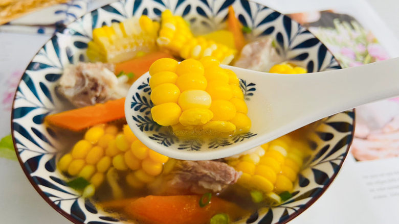 胡萝卜玉米排骨汤,胡萝卜玉米排骨汤，鲜香浓郁、营养丰富