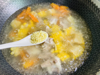 胡萝卜玉米排骨汤,鸡精调味