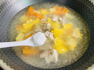 胡萝卜玉米排骨汤,加入1小茶匙盐