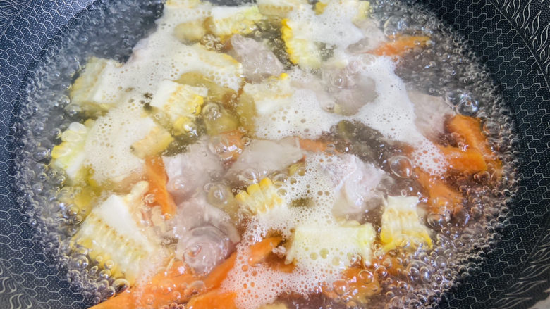 胡萝卜玉米排骨汤,大火煮沸