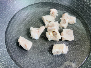 胡萝卜玉米排骨汤,锅中加入清水倒入排骨