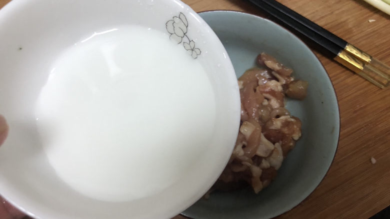 白玉菇炒肉,一汤匙水淀粉