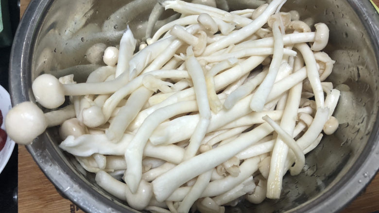 白玉菇炒肉,白玉菇素根部洗净