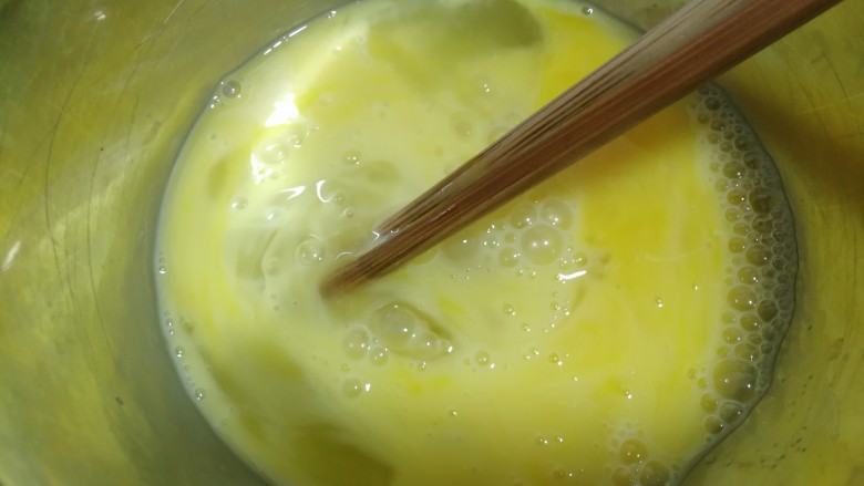 青椒蛋饼,用筷子将鸡蛋搅匀。