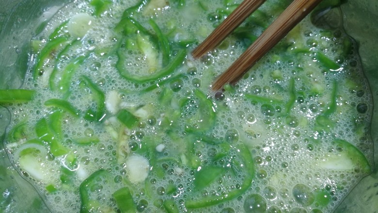 青椒蛋饼,用筷子将它们搅拌均匀。