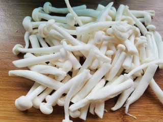 白玉菇炒肉,白玉菇切去根部，切小段