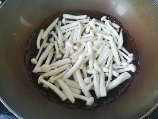 白玉菇炒肉,锅里水烧开加入少许盐，放入焯烫一下马上捞出