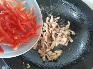 白玉菇炒肉,肉炒至八分熟，倒入红椒丝翻炒片刻