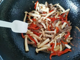 白玉菇炒肉,出锅前加入少许味精提鲜