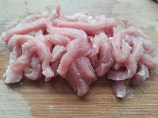 白玉菇炒肉,肉洗净切丝
