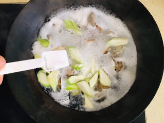 丝瓜花蛤汤,再次开锅后加一勺盐