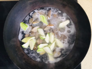 丝瓜花蛤汤,大火煮开后，投入丝瓜，一起煮开
