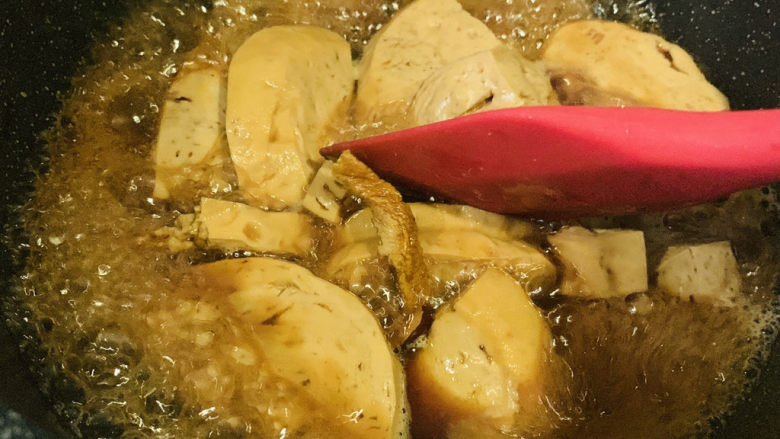 卤素鸡,盖住锅盖，煮15分钟，中间打开锅盖搅拌下
