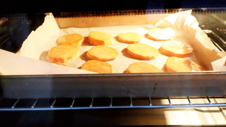 低脂烤红薯片,烤箱预热后，再将红薯片放入，上下火190度，中层烘烤25分钟即可