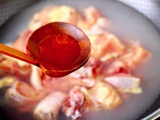 榛蘑胡萝卜鸡汤,锅中加入适量的清水，把鸡块洗净放入砂锅里，加入料酒。