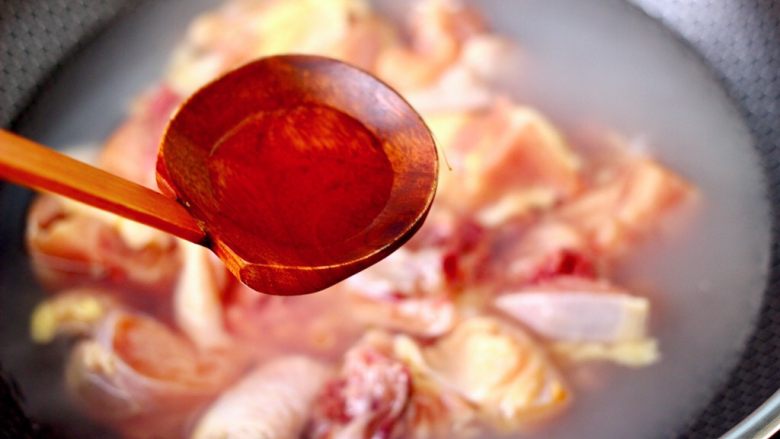 榛蘑胡萝卜鸡汤,锅中加入适量的清水，把鸡块洗净放入砂锅里，加入料酒。