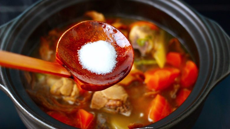 榛蘑胡萝卜鸡汤,加入适量的盐调味。