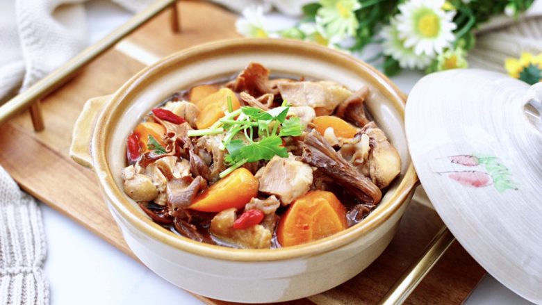 榛蘑胡萝卜鸡汤,营养丰富又超级好喝。