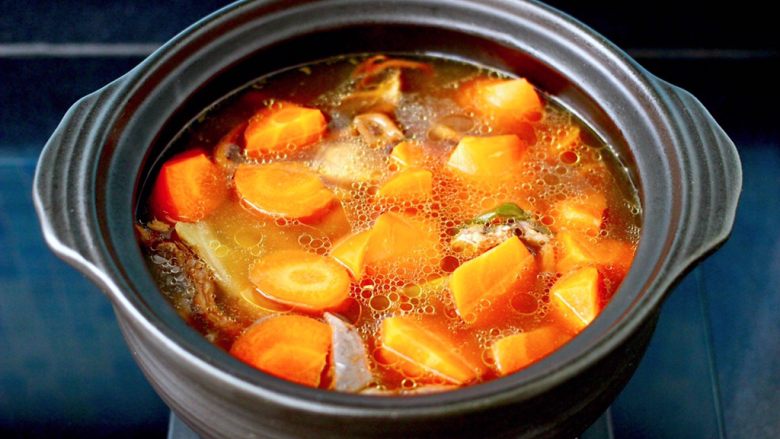 榛蘑胡萝卜鸡汤,这个时候加入切块的胡萝卜。