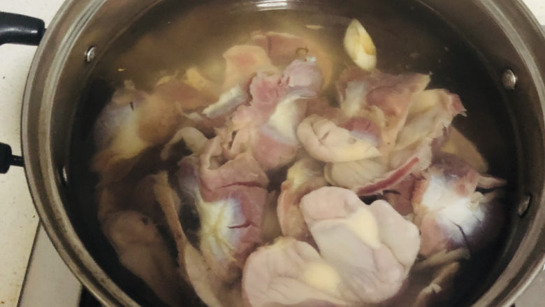 卤鸡胗,冷水下锅，水开盛出，凉水冲洗