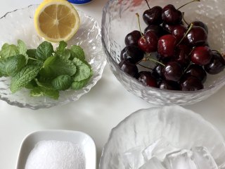 夏日樱桃莫吉托,准备好食材，樱桃和薄荷叶用淡盐水泡过之后洗净，柠檬也用盐搓洗干净，冰块提前用矿泉水或纯净水冻好。