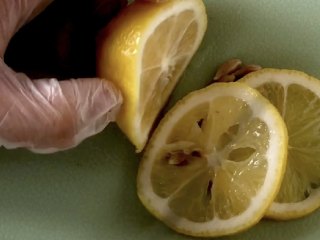 夏日樱桃莫吉托,柠檬切下两片。