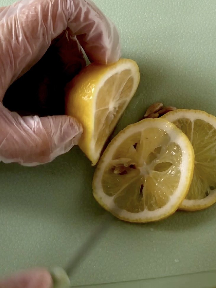 夏日樱桃莫吉托,柠檬切下两片。