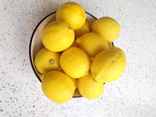 川贝陈皮柠檬膏,准备柠檬，用果蔬净洗干净，控干水分备用