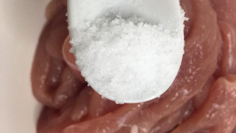 白玉菇炒肉,加入适量的盐
