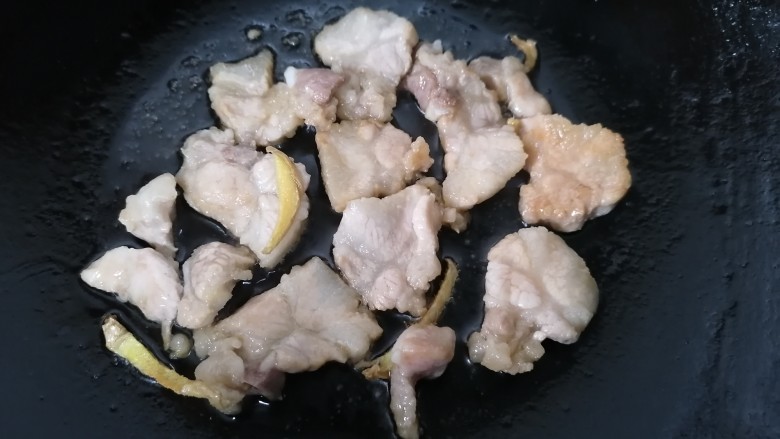 白玉菇炒肉,将肉两面都煎熟然后盛出备用