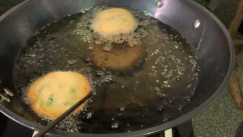 炸油饼,锅里食用油加热，油饼勺舀入米浆，放入锅内，等油饼自动浮起，刚用的油饼勺炸前几个可能会粘勺子，后面就不会粘勺子了