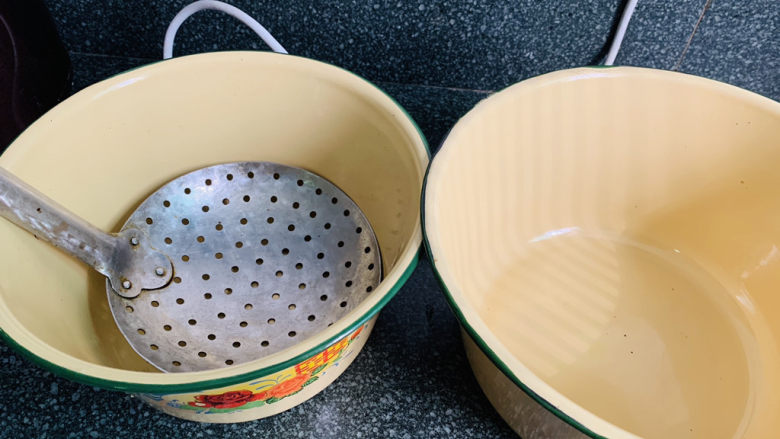 炸油饼,准备两个大碗，一个勺子，有勺子的碗用于装刚夹起的油饼，可以沥油，另一个碗用于放沥完油的油饼