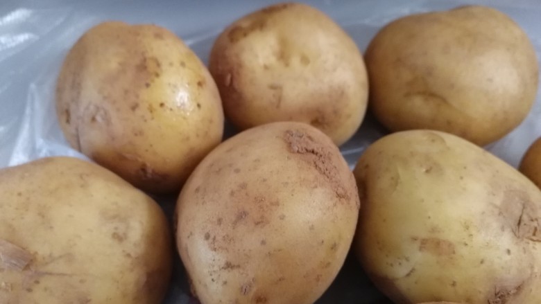 土豆泥,黄皮小土豆4个。