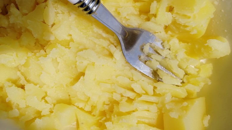 土豆泥,盛到碗里，把土豆块压碎，不建议用破壁机打碎，口感会改变。