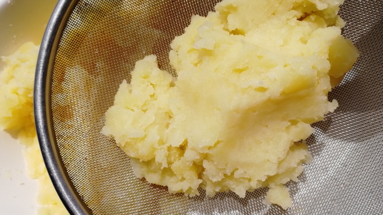 土豆泥,想要更加细腻的口感，可以把土豆泥过遍筛。
