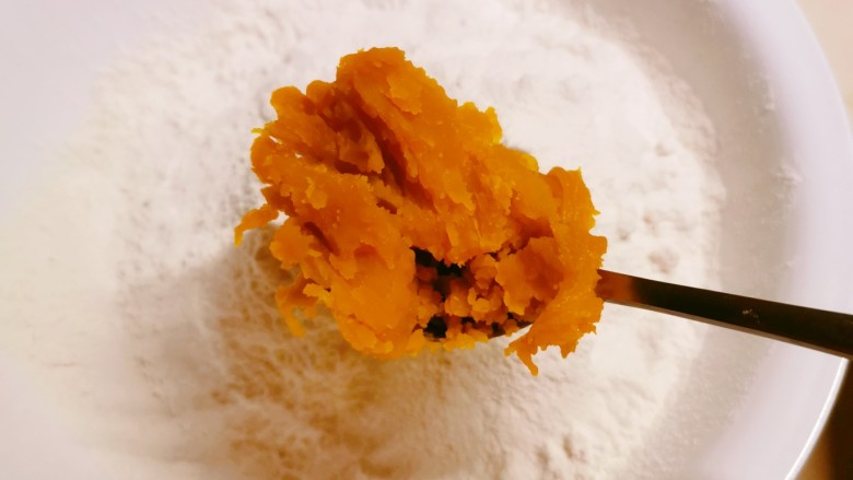 炸油饼,蒸熟的南瓜放入面粉里