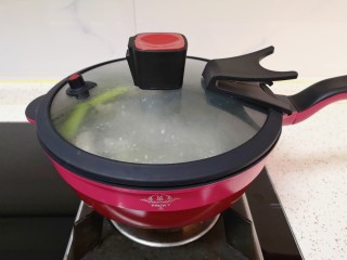 胡萝卜玉米排骨汤,转小火煮半个小时。