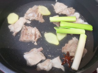 胡萝卜玉米排骨汤,锅里加入纯净水，放入排骨，放入八角、生姜和大葱。