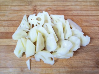 胡萝卜玉米排骨汤,莲藕去皮切成滚刀块。