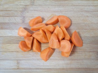 胡萝卜玉米排骨汤,胡萝卜切成滚刀块。
