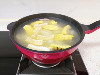 胡萝卜玉米排骨汤,下入玉米。