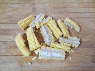 胡萝卜玉米排骨汤,玉米切成小块。