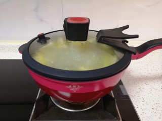 胡萝卜玉米排骨汤,大火烧开以后转小火煮15分钟。