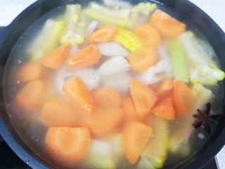 胡萝卜玉米排骨汤,10分钟以后下入胡萝卜。