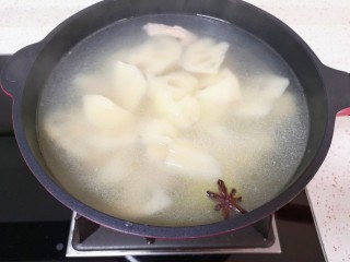 胡萝卜玉米排骨汤,半个小时以后打开锅盖，放盐调味，下入莲藕。