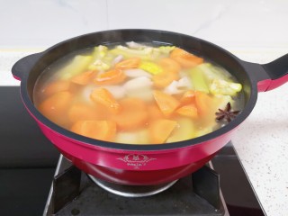 胡萝卜玉米排骨汤,大火烧开以后煮10分钟关火。