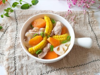 胡萝卜玉米排骨汤,汤的味道很清甜，又鲜又好喝。